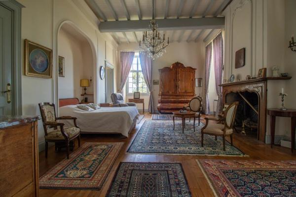 Un magnifique domaine en pierre avec des dépendances supplémentaires, situé sur plus de 14 hectares de terre panoramique et pittoresque en hauteur