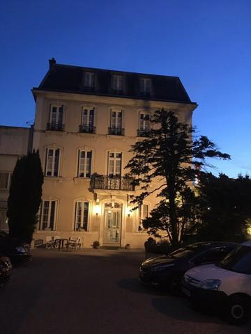 Propriété à vendre 21 pièces CARCASSONNE (11) 18 chambres, 1340m2, deux hangars 668m2 Parking jardin 350m2