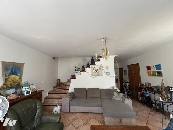 Montélimar,ensemble immobilier avec maison d'habitation et local type bureaux avec stationnements.