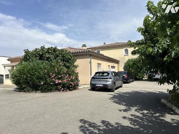 Montélimar,ensemble immobilier avec maison d'habitation et local type bureaux avec stationnements.