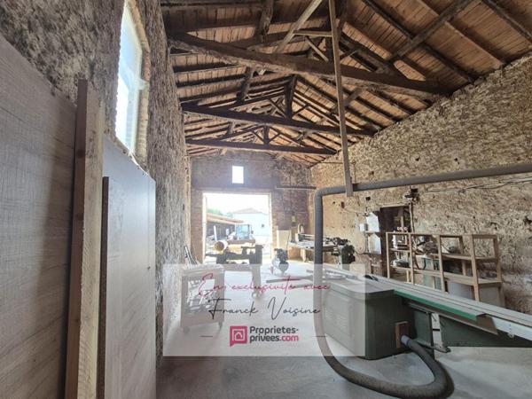 A VENDRE en EXCLUSIVITE à Mouchamps, Grange de 180 m2 env à réhabiliter entièrement +  garage et dépendances sur une parcelle de 1200 m2