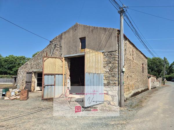 A VENDRE en EXCLUSIVITE à Mouchamps, Grange de 180 m2 env à réhabiliter entièrement +  garage et dépendances sur une parcelle de 1200 m2