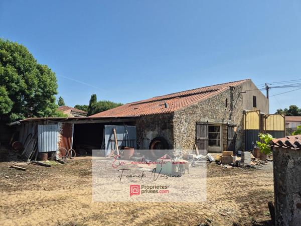 A VENDRE en EXCLUSIVITE à Mouchamps, Grange de 180 m2 env à réhabiliter entièrement +  garage et dépendances sur une parcelle de 1200 m2