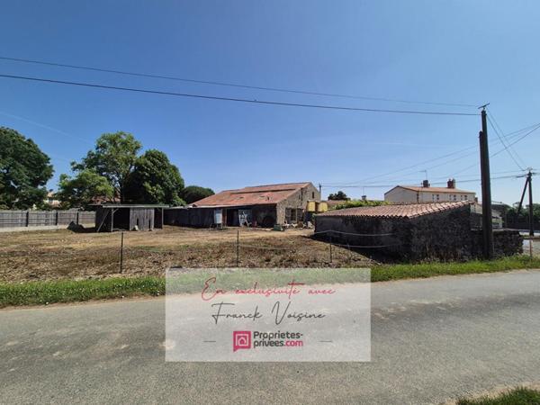 A VENDRE en EXCLUSIVITE à Mouchamps, Grange de 180 m2 env à réhabiliter entièrement +  garage et dépendances sur une parcelle de 1200 m2