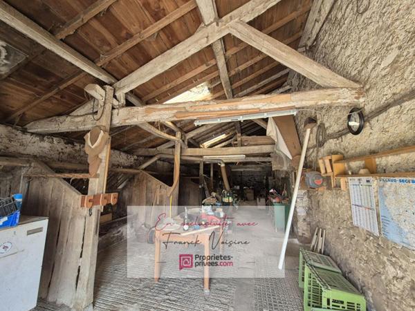 A VENDRE en EXCLUSIVITE à Mouchamps, Grange de 180 m2 env à réhabiliter entièrement +  garage et dépendances sur une parcelle de 1200 m2