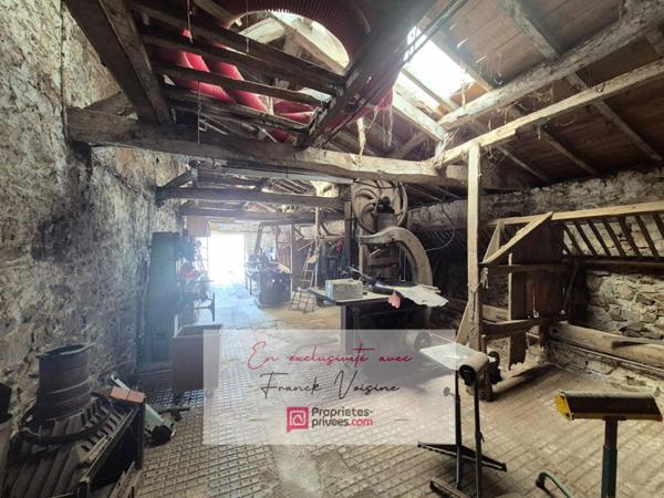 A VENDRE en EXCLUSIVITE à Mouchamps, Grange de 180 m2 env à réhabiliter entièrement +  garage et dépendances sur une parcelle de 1200 m2