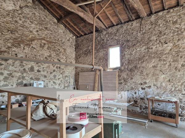 A VENDRE en EXCLUSIVITE à Mouchamps, Grange de 180 m2 env à réhabiliter entièrement +  garage et dépendances sur une parcelle de 1200 m2