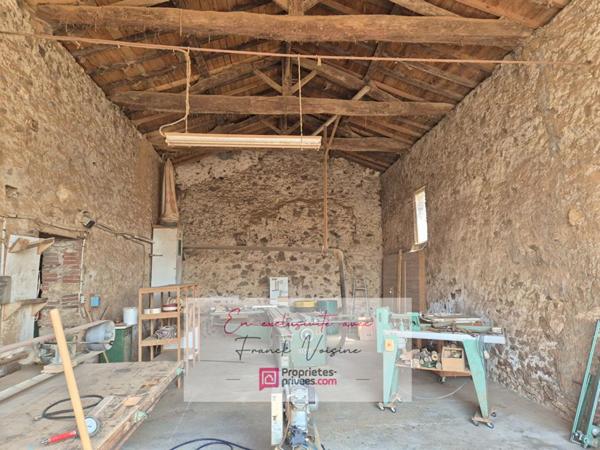 A VENDRE en EXCLUSIVITE à Mouchamps, Grange de 180 m2 env à réhabiliter entièrement +  garage et dépendances sur une parcelle de 1200 m2