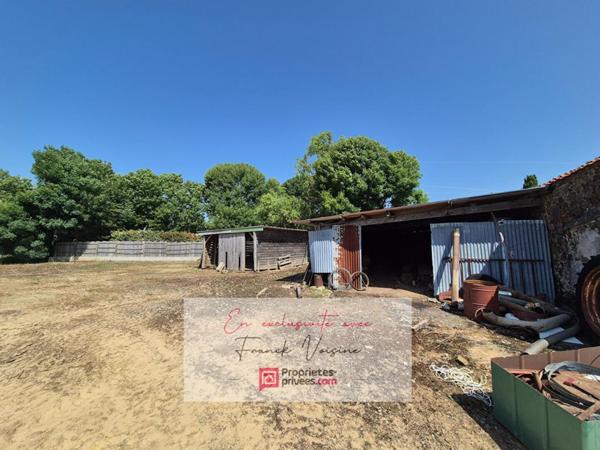 A VENDRE en EXCLUSIVITE à Mouchamps, Grange de 180 m2 env à réhabiliter entièrement +  garage et dépendances sur une parcelle de 1200 m2