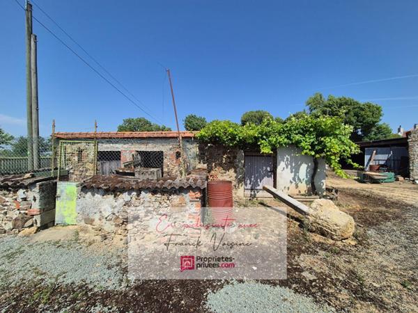 A VENDRE en EXCLUSIVITE à Mouchamps, Grange de 180 m2 env à réhabiliter entièrement +  garage et dépendances sur une parcelle de 1200 m2