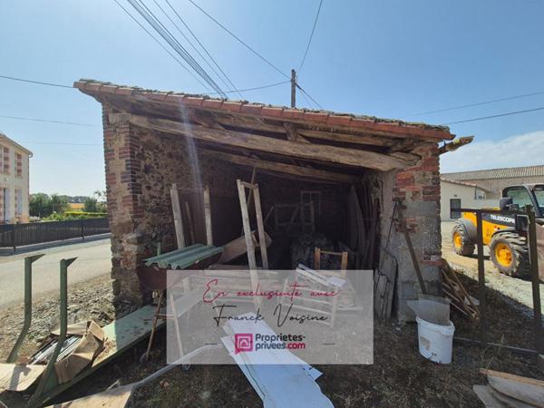 A VENDRE en EXCLUSIVITE à Mouchamps, Grange de 180 m2 env à réhabiliter entièrement +  garage et dépendances sur une parcelle de 1200 m2