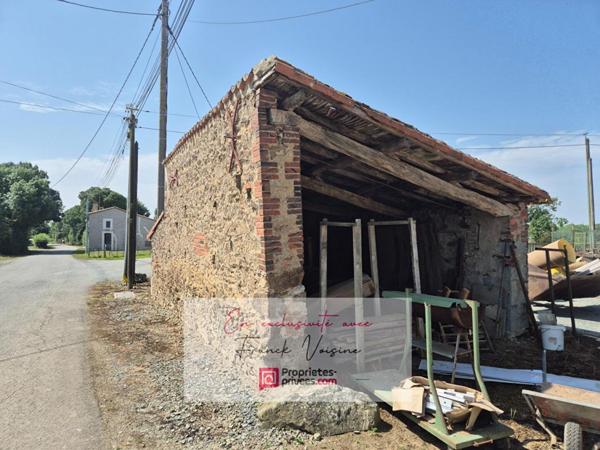 A VENDRE en EXCLUSIVITE à Mouchamps, Grange de 180 m2 env à réhabiliter entièrement +  garage et dépendances sur une parcelle de 1200 m2