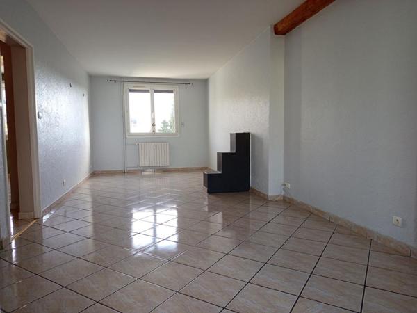 Appartement Rénové Etat neuf 71m², 2 chambres, Balcon fermé à Donzère 130 000HAI