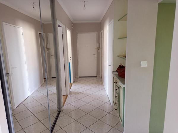 Appartement Rénové Etat neuf 71m², 2 chambres, Balcon fermé à Donzère 130 000HAI