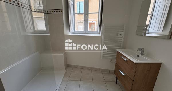 Location Appartement 2 pièces 42 m² - Roquemaure 30150