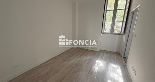 Location Appartement 2 pièces 42 m² - Roquemaure 30150