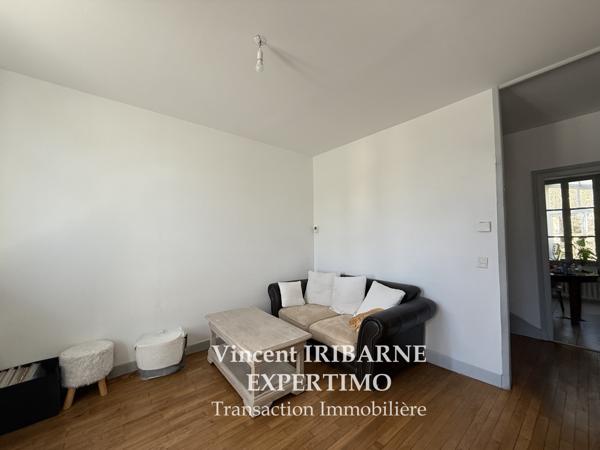 Saintes (17100) Maison de ville, 2 chambres et jardin.