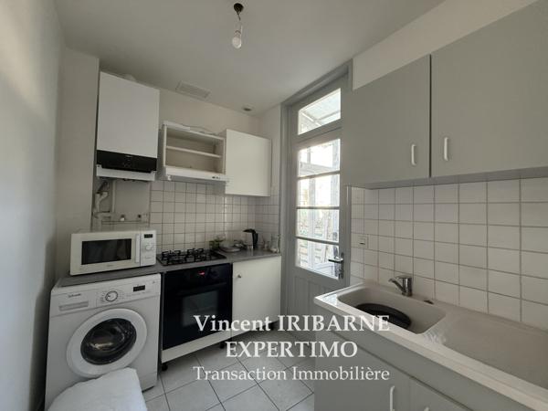 Saintes (17100) Maison de ville, 2 chambres et jardin.