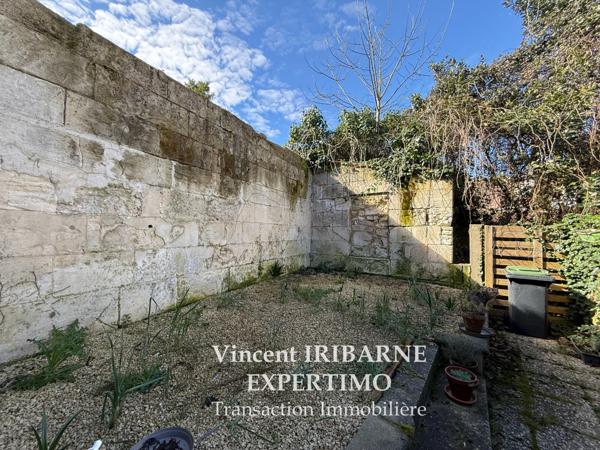 Saintes (17100) Maison de ville, 2 chambres et jardin.