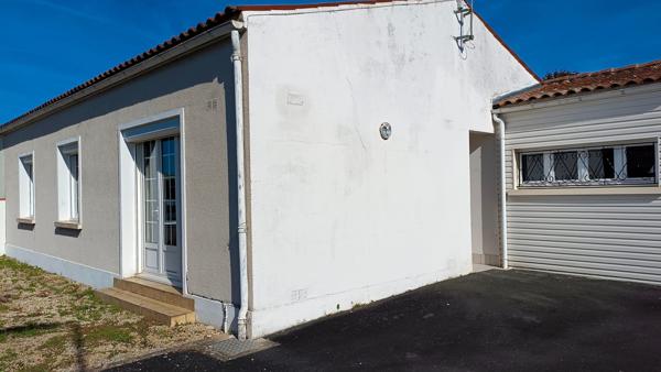 Maison plain pied avec de beaux volumes.