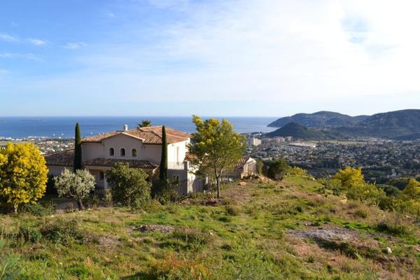Mandelieu-la-Napoule (06210) Dans un secteur très résidentiel et calme sur les hauteurs de Mandelieu, rare terrain de 1600m² bénéficiant ..