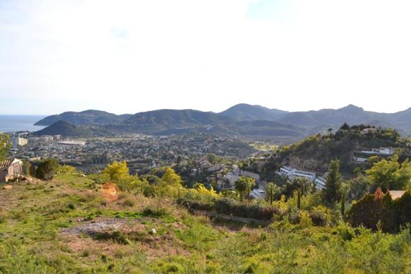 Mandelieu-la-Napoule (06210) Dans un secteur très résidentiel et calme sur les hauteurs de Mandelieu, rare terrain de 1600m² bénéficiant ..