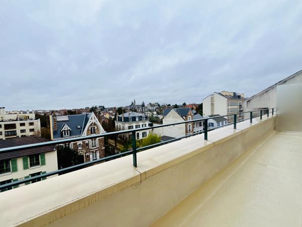 "Versailles Rive Droite" Dernier étage avec vue dégagée - Bel appartement rénové de 2 pièces de 54 m² avec cave et parking ! Loyer 1 490 €/mois charges comprises **  - Référence  26700