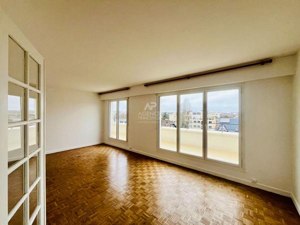 "Versailles Rive Droite" Dernier étage avec vue dégagée - Bel appartement rénové de 2 pièces de 54 m² avec cave et parking ! Loyer 1 490 €/mois charges comprises **  - Référence  26700