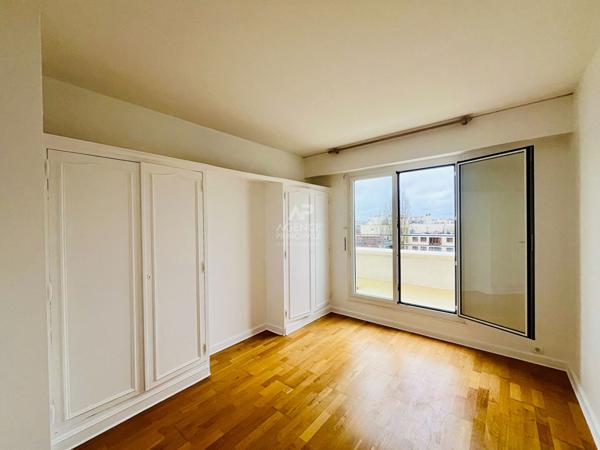 "Versailles Rive Droite" Dernier étage avec vue dégagée - Bel appartement rénové de 2 pièces de 54 m² avec cave et parking ! Loyer 1 490 €/mois charges comprises **  - Référence  26700