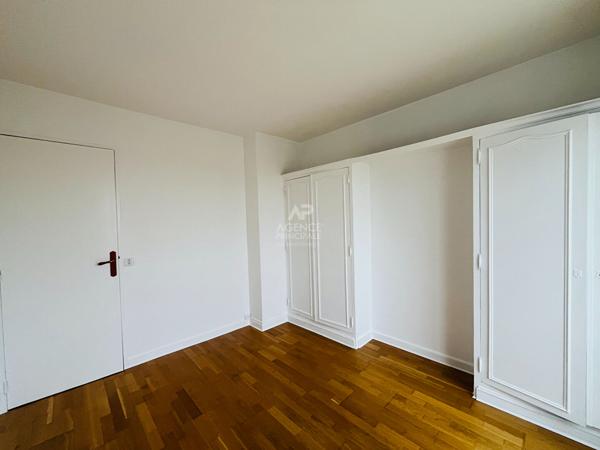 "Versailles Rive Droite" Dernier étage avec vue dégagée - Bel appartement rénové de 2 pièces de 54 m² avec cave et parking ! Loyer 1 490 €/mois charges comprises **  - Référence  26700