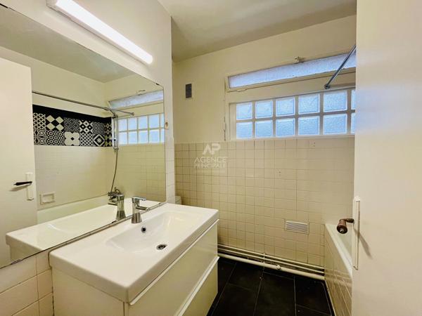 "Versailles Rive Droite" Dernier étage avec vue dégagée - Bel appartement rénové de 2 pièces de 54 m² avec cave et parking ! Loyer 1 490 €/mois charges comprises **  - Référence  26700