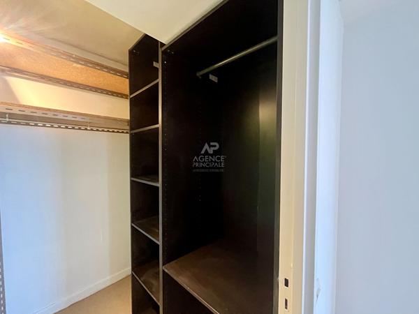 "Versailles Rive Droite" Dernier étage avec vue dégagée - Bel appartement rénové de 2 pièces de 54 m² avec cave et parking ! Loyer 1 490 €/mois charges comprises **  - Référence  26700