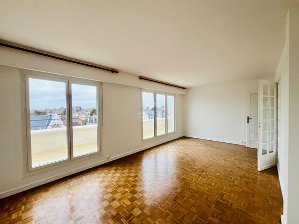 "Versailles Rive Droite" Dernier étage avec vue dégagée - Bel appartement rénové de 2 pièces de 54 m² avec cave et parking ! Loyer 1 490 €/mois charges comprises **  - Référence  26700