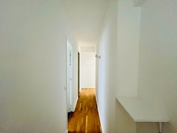 "Versailles Rive Droite" Dernier étage avec vue dégagée - Bel appartement rénové de 2 pièces de 54 m² avec cave et parking ! Loyer 1 490 €/mois charges comprises **  - Référence  26700