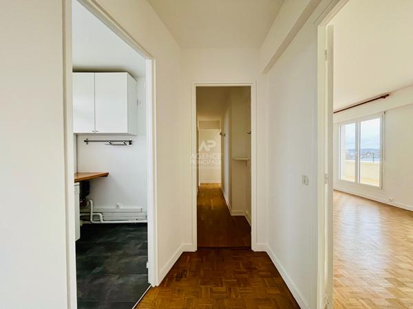 "Versailles Rive Droite" Dernier étage avec vue dégagée - Bel appartement rénové de 2 pièces de 54 m² avec cave et parking ! Loyer 1 490 €/mois charges comprises **  - Référence  26700
