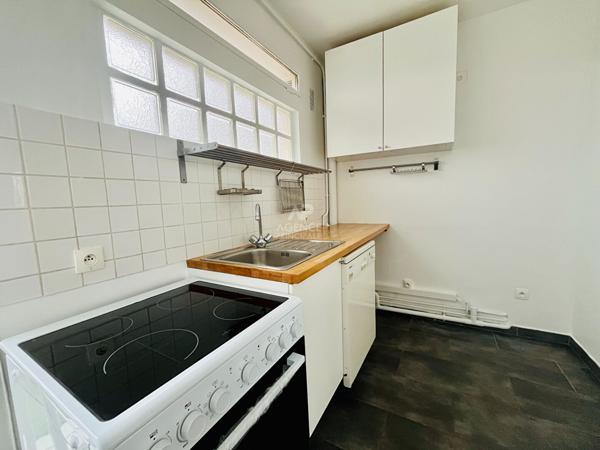 "Versailles Rive Droite" Dernier étage avec vue dégagée - Bel appartement rénové de 2 pièces de 54 m² avec cave et parking ! Loyer 1 490 €/mois charges comprises **  - Référence  26700