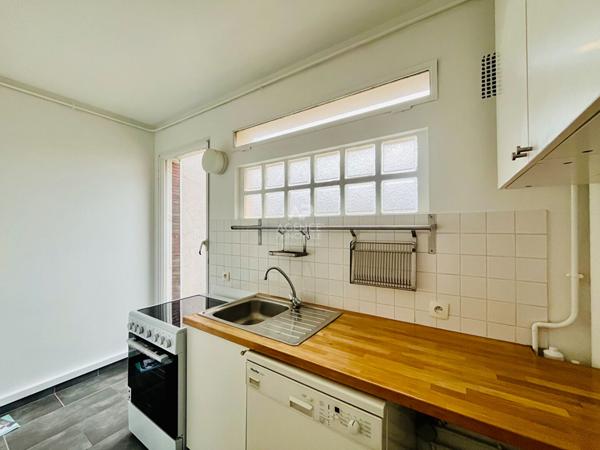 "Versailles Rive Droite" Dernier étage avec vue dégagée - Bel appartement rénové de 2 pièces de 54 m² avec cave et parking ! Loyer 1 490 €/mois charges comprises **  - Référence  26700