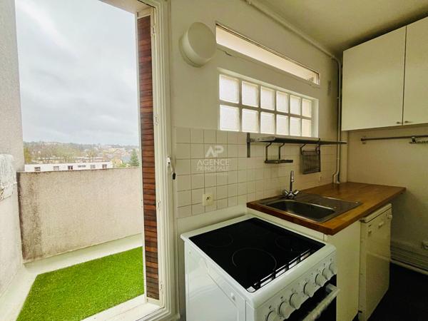 "Versailles Rive Droite" Dernier étage avec vue dégagée - Bel appartement rénové de 2 pièces de 54 m² avec cave et parking ! Loyer 1 490 €/mois charges comprises **  - Référence  26700