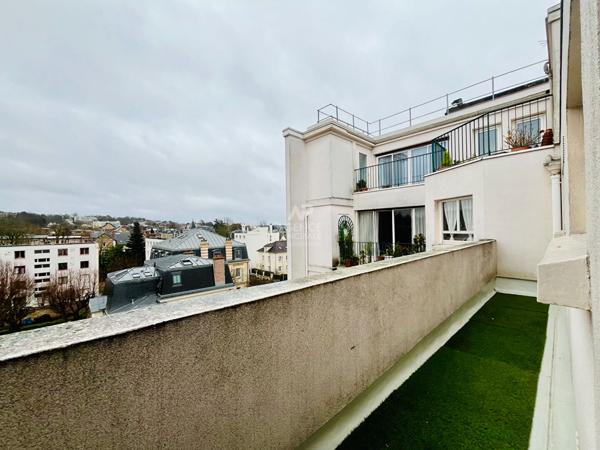 "Versailles Rive Droite" Dernier étage avec vue dégagée - Bel appartement rénové de 2 pièces de 54 m² avec cave et parking ! Loyer 1 490 €/mois charges comprises **  - Référence  26700