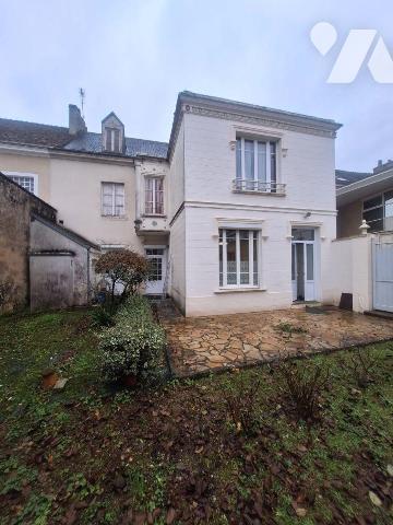 Nous vous proposons à la vente dans le centre ville de Mamers (72600), Cette jolie maison d'une...