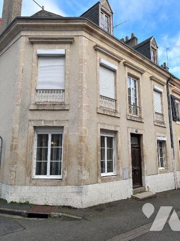 Nous vous proposons à la vente dans le centre ville de Mamers (72600), Cette jolie maison d'une...