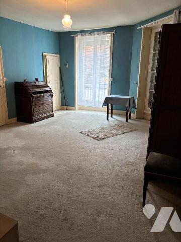 Nous vous proposons à la vente dans le centre ville de Mamers (72600), Cette jolie maison d'une...