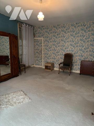 Nous vous proposons à la vente dans le centre ville de Mamers (72600), Cette jolie maison d'une...