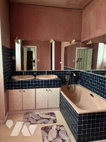 Nous vous proposons à la vente dans le centre ville de Mamers (72600), Cette jolie maison d'une...