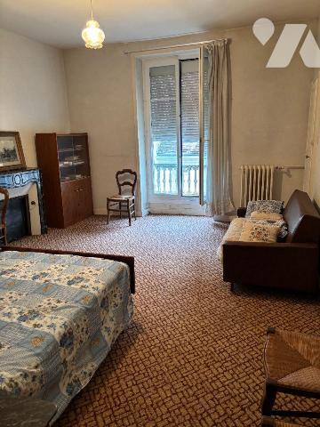 Nous vous proposons à la vente dans le centre ville de Mamers (72600), Cette jolie maison d'une...