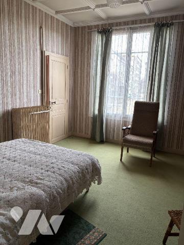 Nous vous proposons à la vente dans le centre ville de Mamers (72600), Cette jolie maison d'une...