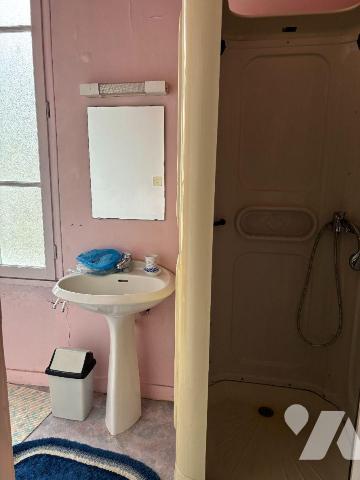 Nous vous proposons à la vente dans le centre ville de Mamers (72600), Cette jolie maison d'une...