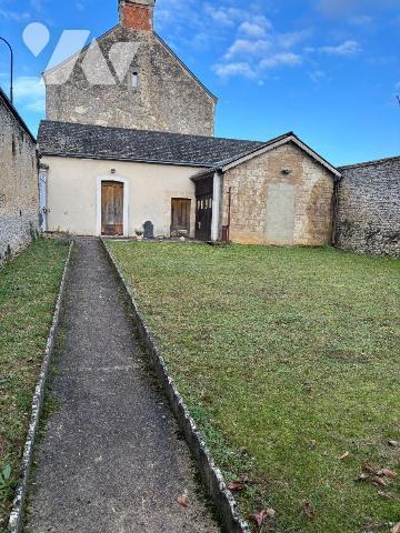 Nous vous proposons à la vente dans le centre ville de Mamers (72600), Cette jolie maison d'une...