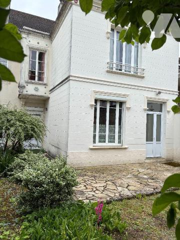 Nous vous proposons à la vente dans le centre ville de Mamers (72600), Cette jolie maison d'une...