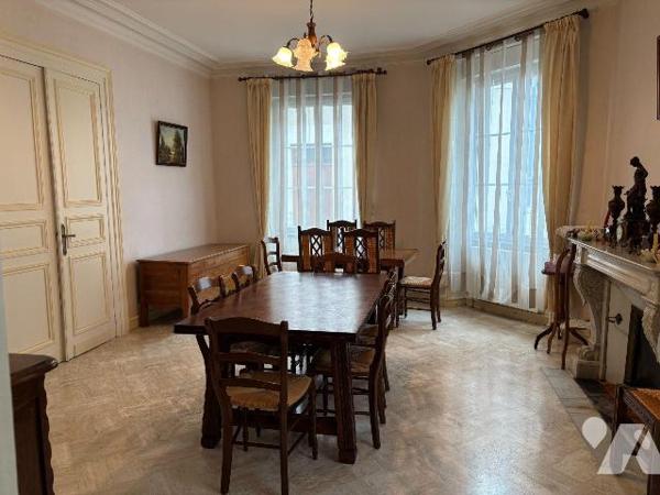 Nous vous proposons à la vente dans le centre ville de Mamers (72600), Cette jolie maison d'une...